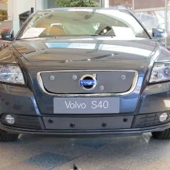 Tammer-Suoja Volvo S40 Vm. 2010-2012 Malleihin Täysin Avoimella Jäähdyttäjän Säleiköllä